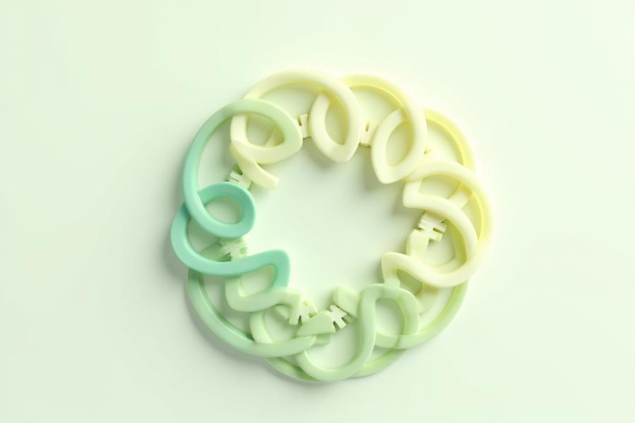 Et abstrakt, sirkulært diagram som illustrerer Fjordklærs bærekraftige, sirkulære produksjonsprosess, med piler som viser gjenbruk og resirkulering.