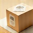 Bilde av en ferdigpakket eske med Fjordklær-logo klar for levering