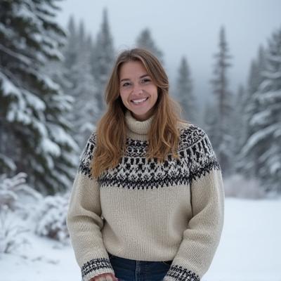 Modell iført en tykk, varm ullgenser med tradisjonelt norsk mønster i et vinterlandskap